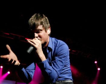 epa01549178 Tom Chaplin of British band Keane performs in a concert in the Lisbon Coliseum, Lisbon, Portugal, 12 November 2008.  EPA/JOSE SENA GOULAO