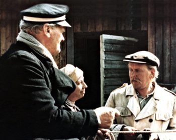(1977) Aapelin teksteihin pohjautuva tarina suomalaisesta pikkukaupungista, kotipoltosta ja kolttosista 1920-luvulla. N: Olavi Ahonen, Toivo Mäkelä, Marja Korhonen, Asko Sarkola ja Irma Seikkula. O: Rauni Mollberg. HD. Kuvassa ajuri Primus Koljonen
(Kalle Hollo), Karoliina (Raili Veivo) ja torikauppias Jormalainen (Risto Salmi).
Yle Kuvapalvelu