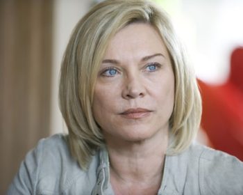 Ryhmä Pullman (12)
Luuranko kaapissa. Patologi joutuu epäilyksen alle ja vanha paleontologin onnettomuuskuolema osoittautuu tutkinnassa murhaksi. Alallaan arvostettu tiedemies haali vihamiehiä toimillaan. Iskikö joku heistä? Uudet jaksot alkavat.
Kuvassa Sandra Pullman (AMANDA REDMAN).
Yle Kuvapalvelu