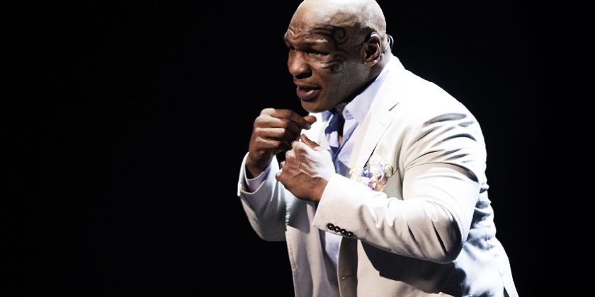 Mike Tyson kertoo elämästään humoristisen suorapuheisesti tässä yhden miehen lavaesityksessä. Nyrkkeilyn raskaansarjan entisen MM-miehen elämä ei todellakaan aina ole ollut ruusuilla tanssimista. T: HBO. HD. Kuvassa Mike Tyson.
Yle Kuvapalvelu