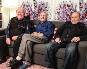 Sohvaperunat ovat taas valmiina kommentoimaan ja elämään kanssasi viikon televisiotarjontaa. Ohjelma näyttää suomalaisen televisiokatselukokemuksen aidoimmillaan. Kuvassa ukkiskerhon Henkka, Eero ja Tane. Sarja alkaa. HD
Yle Kuvapalvelu/Stefan Palmén
-- (lisäkuvat: yle.fi/pressi)