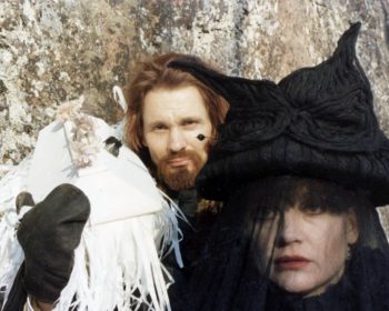 (1980) Elokuva kirjailija Algot Untolan alias Maiju Lassilan alias Irmari Rantamalan monivaiheisesta elämästä. N: Asko Sarkola, Rea Mauranen, Kari Franck, Esko Salminen. O: Pirjo Honkasalo & Pekka Lehto. HD. Kuvassa oikealla Olga Esempio (Rea
Mauranen).
Kuva: Kava / Yle Kuvapalvelu