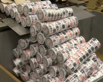 Suomessa liikkuu miljoonien eurojen arvosta nuuskaa pimeillä markkinoilla. Viranomaiset suhtautuvat kuitenkin välinpitämättömästi avoimeen kaupankäyntiin.