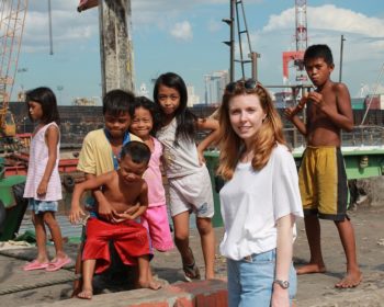 1/2. Tutkiva brittitoimittaja Stacey Dooley (kuvassa) matkustaa Filippiineille tutkimaan tyttöjen laajamittaista seksuaalista hyväksikäyttöä. Kontaktointi ja kaupankäynti tapahtuu netissä viranomaisten ulottumattomissa. HD. Yle Kuvapalvelu