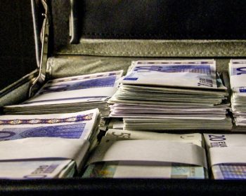 Rikollista rahaa pumpattiin laittomasti Venäjältä Eurooppaan 20 miljardin dollarin edestä. Rahaa päätyi myös kymmeniin yrityksiin Suomessa suomalaispankkien kautta. Toimittajana Minna Knus-Galán.
Kuva: Venäläistä rikollista rahaa on pesty systemaattisesti Euroopassa.
--  -- Jyrki Ojala/Yle