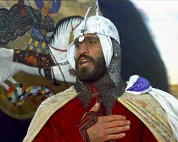 Keskiaikaiseen Georgiaan sijoittuva tarina onnen etsimisestä, pettymysten kostamisesta ja Suramin linnakkeen rakentamisesta folkloristisen maalauksellisuuden kautta kerrottuna. O: Sergei Paradzhanov, 1984.
Yle Kuvapalvelu