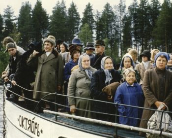 (1979) Fiktion ja dokumentin keinoja sekoittava kuvaus Kainuun Juntusrannan asukkaiden kohtalosta talvisodassa. Elokuva palkittiin Jussi-patsaalla. Ohjaus: Pirjo Honkasalo ja Pekka Lehto. Uuden HD-kopion ensiesitys. Kuvassa Juntusrannan asukkaat
Kuittijärvellä juhannusaattona 1940; paluu kotikonnuille on alkanut.
Kuva: Kava / Yle Kuvapalvelu