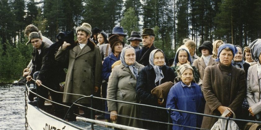 (1979) Fiktion ja dokumentin keinoja sekoittava kuvaus Kainuun Juntusrannan asukkaiden kohtalosta talvisodassa. Elokuva palkittiin Jussi-patsaalla. Ohjaus: Pirjo Honkasalo ja Pekka Lehto. Uuden HD-kopion ensiesitys. Kuvassa Juntusrannan asukkaat
Kuittijärvellä juhannusaattona 1940; paluu kotikonnuille on alkanut.
Kuva: Kava / Yle Kuvapalvelu