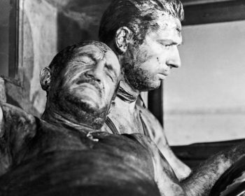(Le salaire de la peur, Ranska 1952) Etelä-Amerikkaan sijoittuva jännäriklassikko miehistä, jotka yrittävät ajaa räjähdelastissa olevat kuorma-autot viidakon ja vuoriston läpi. O: Henri-Georges Clouzot. N: Yves Montand. Kuvassa M. Jo (Charles Vanel) ja
Mario (Yves Montand).
Kuva: TF1/Société Nationale de Télévision Francaise 1 / Yle Kuvapalvelu