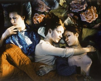 (1998) Pirjo Honkasalon elokuva symbioottisesta sisarussuhteesta ja sukupolvelta toiseen siirtyvästä taakasta. N: Elena Leeve, Elsa Saisio, Tiina Weckström. Uuden HD-kopion ensiesitys televisiossa. Osittain MV. Kuvassa äiti (Tiina Weckström), Helena
(Elena Leeve) ja Irene (Elsa Saisio).
Kuva: Marko Röhr Productions / Yle Kuvapalvelu