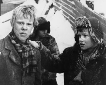 (Suomi, 1962, 100') O: Mikko Niskanen. N: Vesa-Matti Loiri, Liisa Nevalainen, Pentti Tarkiainen, Kauko Helovirta. Paavo Rintalan romaaniin perustuva elokuva oululaisten poikien elämästä jatkosodan aikana. Mv. HD. Kuva: Immun pihamaalla Jake
(Vesa-]Matti
Loiri, vas.) ja Pate (Uti Saurio). Yle Kuvapalvelu