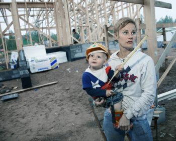 Dokumentti perheestä, joka päättää rakentaa perheelleen talon omin käsin - hinnalla millä hyvänsä. Ohjaajat Pasi Riiali ja Mikko Peltonen. Tuotanto Mediatehdas Dakar Oy 2009. Kuvassa rakentajat Saara ja Ilari Särkiniemi, taustalla rakentaa isä Samuli.
Jukka Koskinen / Yle Kuvapalvelu