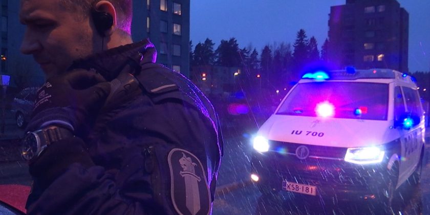 Poliisiyksiköiden yhteistoiminta huumetutkinnassa paranee, mutta viranomaiset jatkavat riitelyä keskinäisistä valtuuksistaan. Toimittajana Marko Niemi.
Kuva:Pääkaupunkiseudun poliisit käyvät huumerikollisten kimppuun nyt yhtenä rintamana ja uusin metodein.