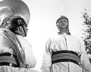 (Suomi 1960, 97') Radiohupailuun perustuvassa komediassa reportteri seuraa Kankkulan kylän juhannusjuhlia ja omituisia asukkaita. O: T. Särkkä, A. Tarkas. N: Oke Tuuri, Leni Katajakoski, Eemeli, Hannes Häyrinen. Mv. Kuvassa yleismies Jallu Jantunen
(Kauko Kokkonen) ja Eemeli (kauppias Romppanen).
Kuva: SEA / Yle Kuvapalvelu