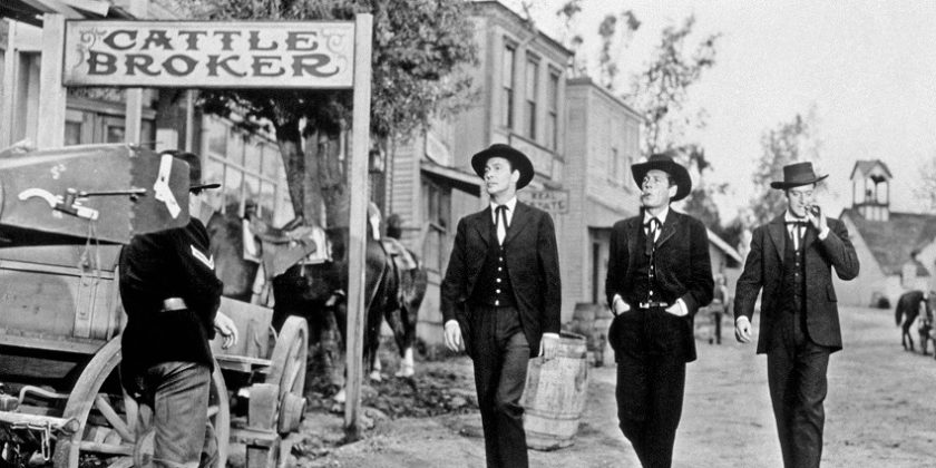 (Forty Guns, USA 1957) Kulttiwesternissä karjatilan omistava nainen hallitsee arizonalaista piirikuntaa 40 pyssymiehen avulla aina kunnes uusi sheriffi saapuu kaupunkiin. O: Samuel Fuller. N: Barbara Stanwyck. HD. Kuvassa Griff Bonnell (Barry
Sullivan),
Wes (Gene Barry) ja Chico (Robert Dix).
Kuva: Twentieth Century Fox International Television / Yle Kuvapalvelu