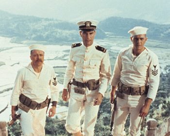 (The Sand Pebbles, USA 1966) Seikkailuelokuva amerikkalaisesta tykkiveneestä, joka puolustaa valkoisen kolonialismin etuja sotien repimässä 1920-luvun Kiinassa. Kuvassa Frenchy Burgoyne (Richard Attenborough), Ensign Bordelles (Charles Robinson) ja
Jake
Holman (Steve
McQueen). O: Robert Wise. N: Steve McQueen, Richard Attenborough. HD. Yle Kuvapalvelu