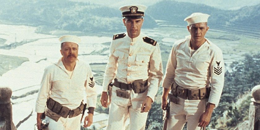 (The Sand Pebbles, USA 1966) Seikkailuelokuva amerikkalaisesta tykkiveneestä, joka puolustaa valkoisen kolonialismin etuja sotien repimässä 1920-luvun Kiinassa. Kuvassa Frenchy Burgoyne (Richard Attenborough), Ensign Bordelles (Charles Robinson) ja
Jake
Holman (Steve
McQueen). O: Robert Wise. N: Steve McQueen, Richard Attenborough. HD. Yle Kuvapalvelu