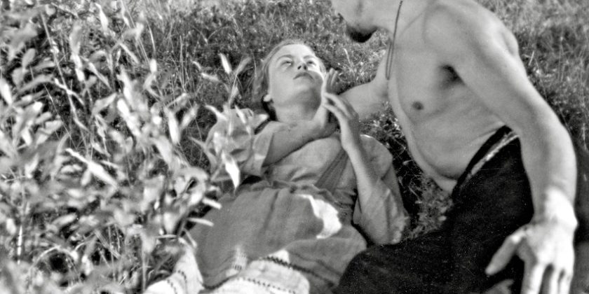 (Suomi 1937) Juhani Ahon romaaniin perustuva kolmiodraama. Osapuolina hyväntahtoinen Juha, hänen vaimonsa Marja sekä kiertelevä kauppias Shemeikka. O: Nyrki Tapiovaara. N: Irma Seikkula, Hannes Närhi, Walle Saikko.
Kuvassa: Marja (Irma Seikkula) ja Shemeikka (Walle Saikko).
-- Yle Kuvapalvelu