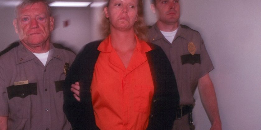 Monster - Aileen Wuornos
Tiheätunnelmainen rikosdraama kertoo suomalaiset sukujuuret omavan sarjamurhaajan, Aileen Wuornosin, synkkääkin synkemmän tositarinan. Köyhistä oloista lähtenyt ja prostituoituna itsensä elättänyt Wuornos tappoi kuusi miestä 1980- ja 1990-luvuilla, ja tuomittiin teoistaan kuolemaan. Pääosassa nähtävä Charlize Theron palkittiin roolistaan parhaan naisnäyttelijän Oscar-palkinnolla. Ohjaaja: Patty Jenkins, USA/Saksa 2003 (109¿). Pääosissa: Charlize Theron, Nina Ricci.