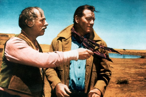 (The Searchers/USA 1956) Kuukauden western: suuri klassikko lännenmiehestä, joka vuosien ajan etsii intiaanien sieppaamaa veljentytärtään. O: John Ford. N: John Wayne, Jeffrey Hunter, Vera Miles, Natalie Wood. Kuvassa Lars Jorgensen (John Qualen) ja
Ethan Edwards (John Wayne).
Yle Kuvapalvelu