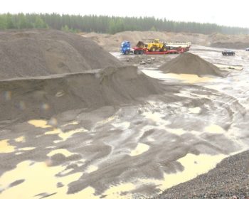 Metsähallitus myi neljä vuotta sitten sorabisneksensä alehintaan. Kaupoista on sen jälkeen riidelty miljoonakustannuksin. Metsähallituksen kanta on että ostaja ei ole pitänyt kiinni sopimuksesta. Ostaja kokee tulleensa huijatuksi. Toimittajana Magnus
Berglung.
Kuva: Metsähallitus myi jo tyhjennetyn soramontun Pyhäjärvellä.