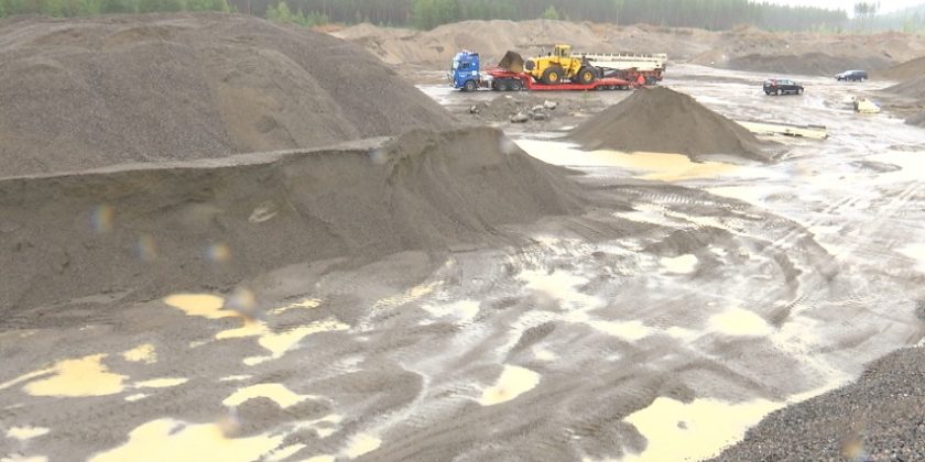 Metsähallitus myi neljä vuotta sitten sorabisneksensä alehintaan. Kaupoista on sen jälkeen riidelty miljoonakustannuksin. Metsähallituksen kanta on että ostaja ei ole pitänyt kiinni sopimuksesta. Ostaja kokee tulleensa huijatuksi. Toimittajana Magnus
Berglung.
Kuva: Metsähallitus myi jo tyhjennetyn soramontun Pyhäjärvellä.