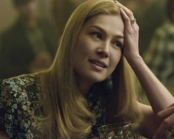 Gone Girl
Gillian Flynnin menestysromaaniin perustuva, koukuttava jännityselokuva avioparista, jonka toinen osapuoli, vaimo Amy, katoaa pariskunnan viisivuotishääpäivänä. Syyttävä sormi osoittaa aviomies Nickiä tämän valheiden ja oudon käytöksensä vuoksi, kun vielä selviää, että avioliittokin on ollut pelkkää kulissia. Tapaus saa tuntuvaa huomiota myös mediassa, koska Amyn vanhemmat julkkiskirjailijoina ovat tuoneet tyttärensä julkisuuteen jo lapsuusaikana tehden tästä omien lastenkirjojensa esikuvan. Ohjaaja: David Fincher, USA 2014 (149¿). Pääosissa: Ben Affleck, Rosamund Pike, Neil Patrick Harris, Tyler Perry.
