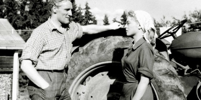 (Suomi 1955, 71') Elokuva maatalon pojasta, joka jättää lemmittynsä Eliinan ja muuttaa kaupunkiin kesävieraana olleen Lailan perään. O: Aarne Laine. N: Anneli Sauli, Åke Lindman, Arvo Lehesmaa, Ilmi Parkkari. Mv. Kuvassa: Eliina Kivistö, karjakko
(Anneli Sauli) ja Eino Kustaala (Åke Lindman).
Yle Kuvapalvelu