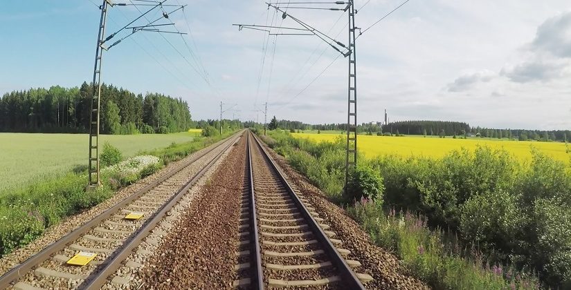 Radalla
 
Tammikuu, Sub

VR:n junilla tehdään vuodessa yli 82 miljoonaa matkaa. Me matkustamme töihin, lomalle, harrastuksiin, festareille ja rakkaiden luo. Subin uusi Radallasarja sukeltaa rautatieläisten arkeen ja kertoo, kuinka junat matkustajineen kulkevat Suomessa kaikkina vuodenaikoina ja kaikissa olosuhteissa. 

Veturinkuljettajien ja konduktöörien ohella sarjassa kuullaan matkustajien aitoja ja erikoisiakin tarinoita, ja kurkistetaan myös junavarikon sekä liikennettä ohjaavan operaatiokeskuksen arkeen. Radalla -  1
Uusi sarja alkaa! Kausi 1, 1/10. Konduktööri Reijon päivän sekoittaa rikkoutunut veturi ja häiriköivä asiakas. Uusi Radalla-sarja kurkistaa VR:n arkeen ja näyttää mitä kaikkea junaliikenteen kulisseissa tapahtuu, jotta matkustajat pääsevät turvallisesti perille.